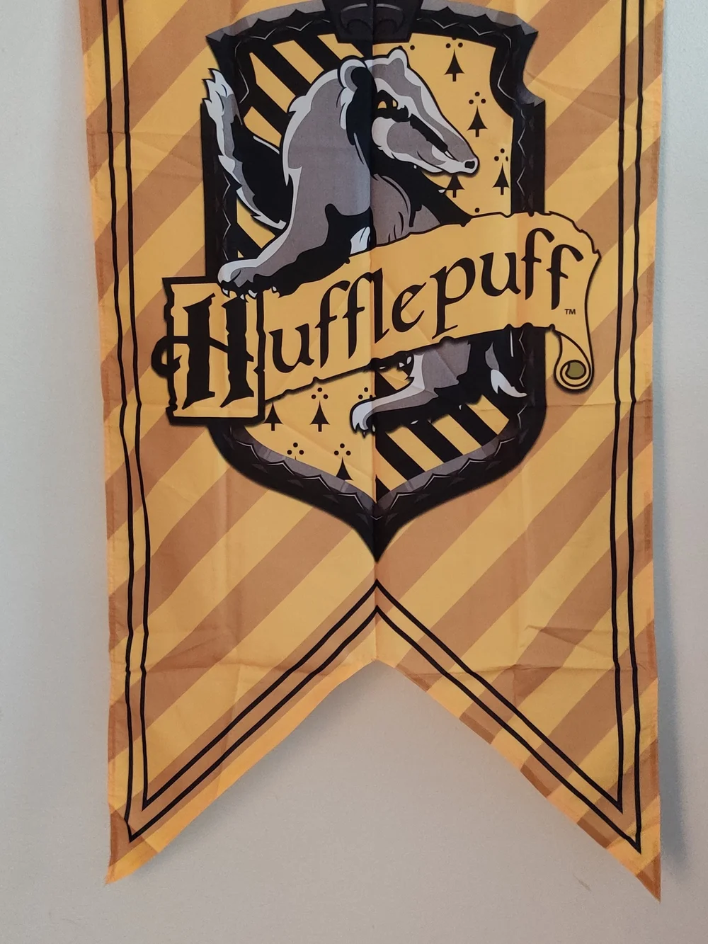 Harry Potter Hufflepuff Shield Banner Hot Topic Exclusive
